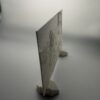 3d-litofan-bocni-pohled Boční pohled na 3D litofan s motivem včelaře, zasazený v plastových stojáncích