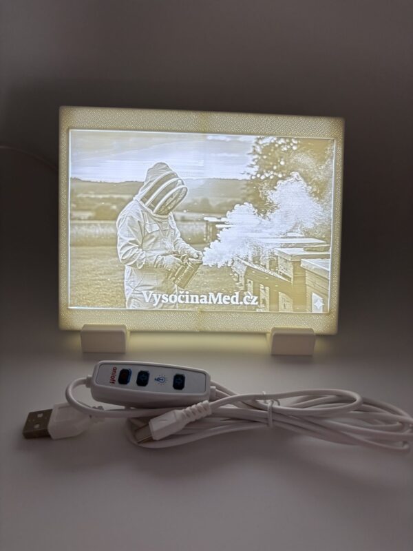 litofanie-led-ramecek-prislusenstvi Osvětlená 3D litofanie v LED rámečku se stojánky a USB kabelem