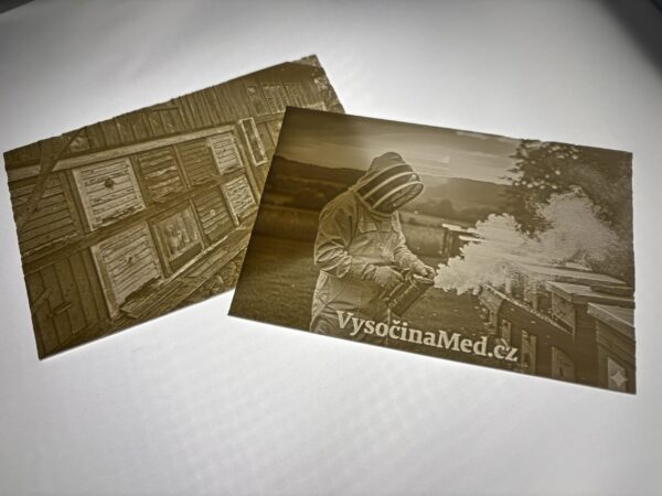 litofanie-dve-vedle-sebe Dvě 3D litofanie položené vedle sebe – včelař u úlů a stará dřevěná včelnice